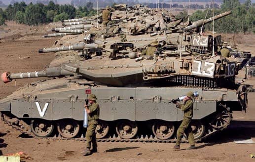 Рота танков «Меркава» Мк.3В Баз с броней 4-го поколения. Солдаты
на переднем плане несут подкалиберные бронебойные снаряды